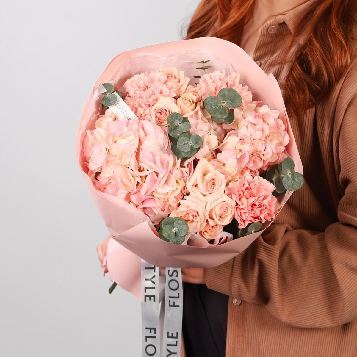 nezhnyj buket s rozovoj gortenziej 3